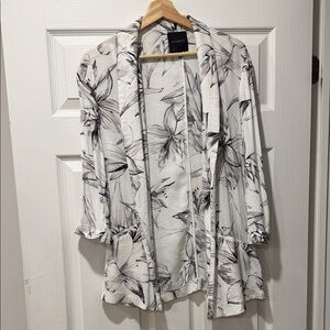 Dynamite White Floral Open-Front Lightweight Robe